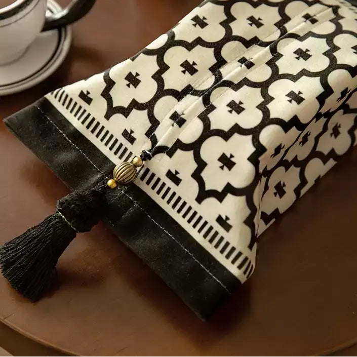 Royal Clover Pattern Tassel Tissue Cover