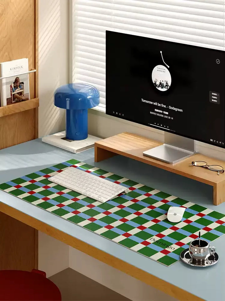 Red &amp; Green Color Jumping Desk Mat